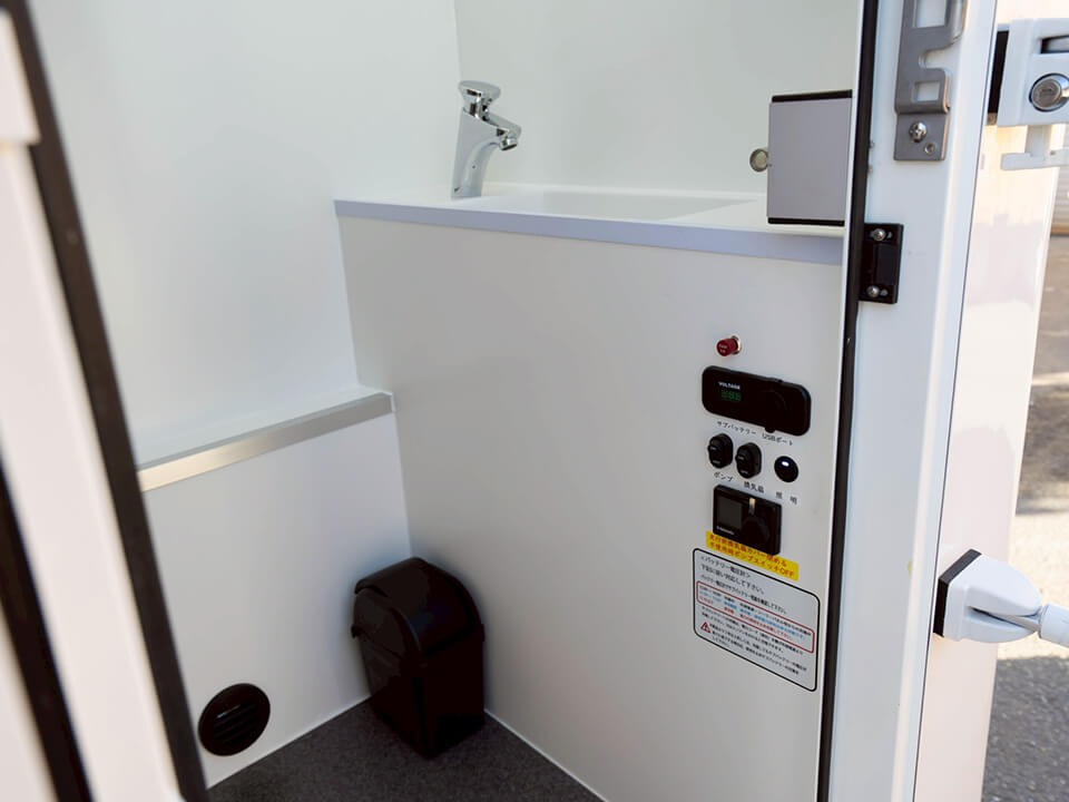 トイレカー室内の手洗いカウンターとスイッチパネル