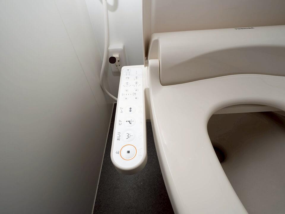 自走式トイレ内部に設置された温水洗浄便座（ウォシュレット）の操作パネル