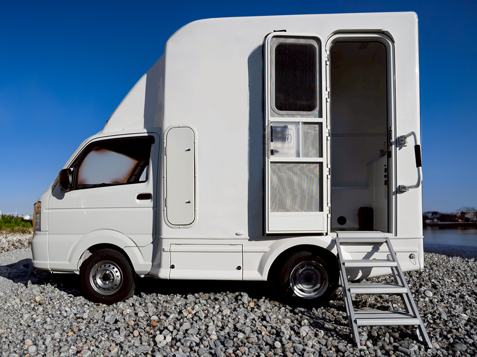 自走式トイレカーノーマルタイプ 横から ステップが下ろされている