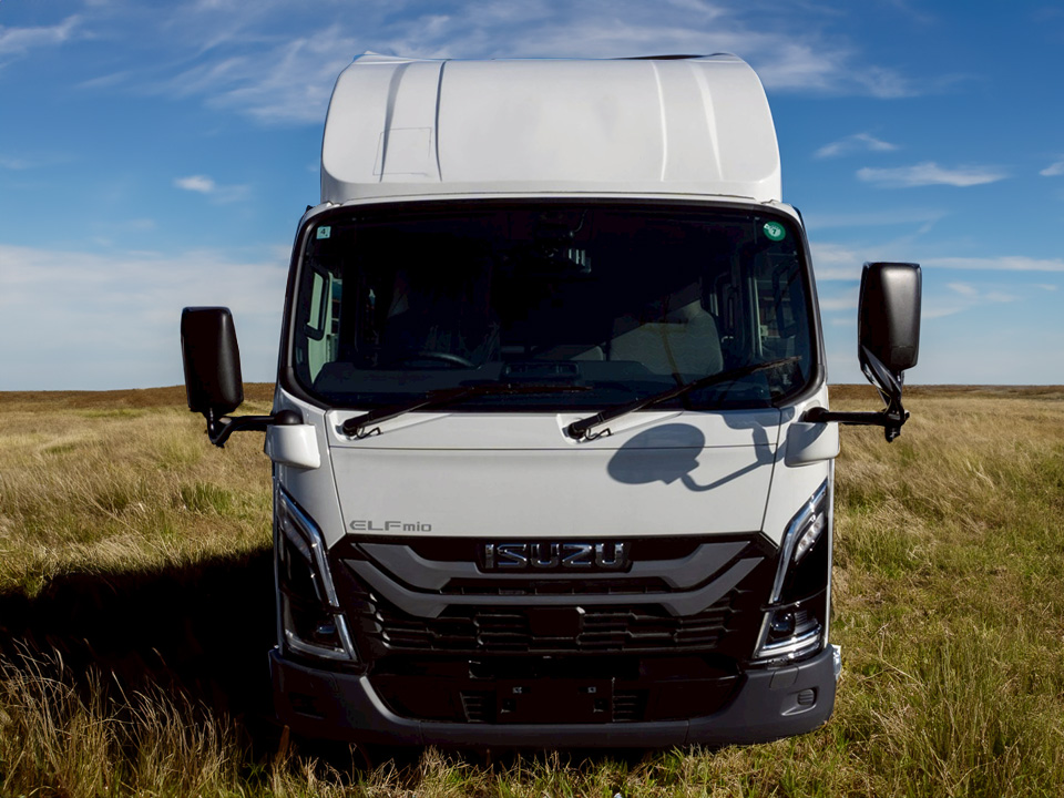 エルフmioダブルキャブ 正面