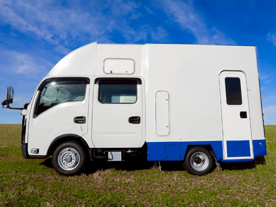 エルフmioダブルキャブ 横