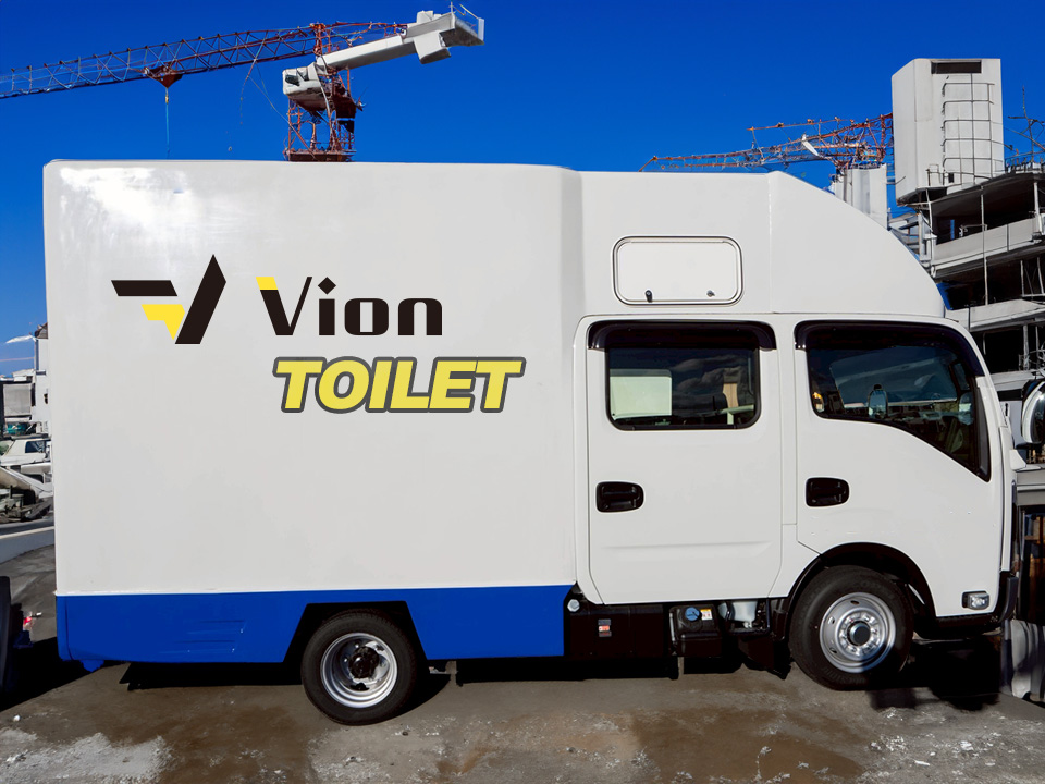 シェル部分にラッピングが施された軽トラックサイズのトイレカー